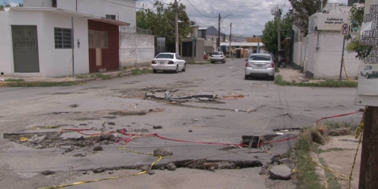 Vecinos alertan por fisuras y hundimientos en avenida de Chihuahua